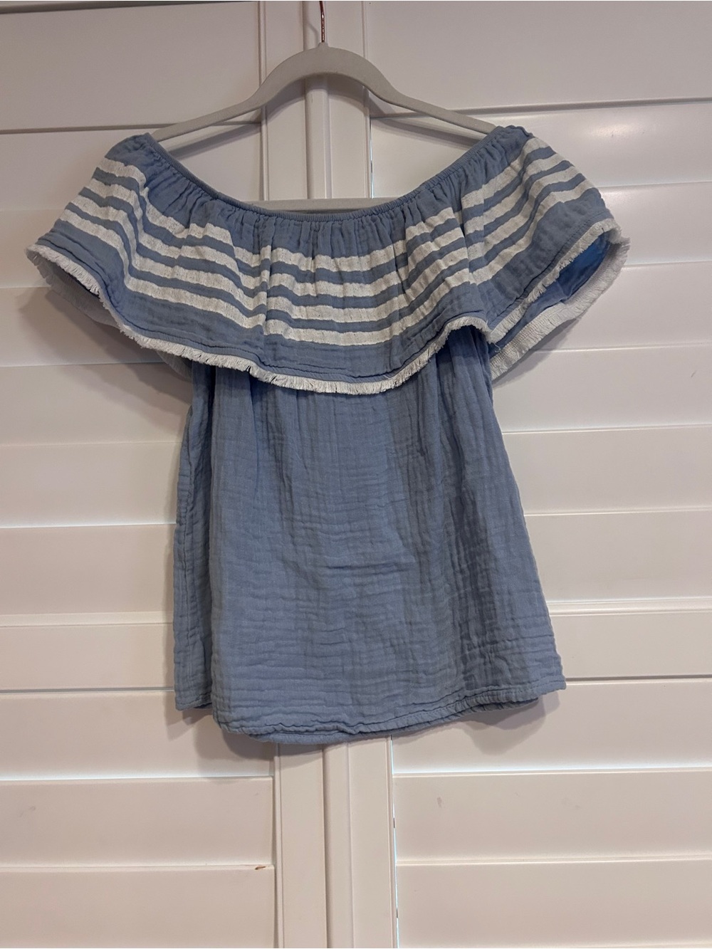 Evereve Allison Joy Off the Shoulder Ruffle Chambray Top Blue White Size XS